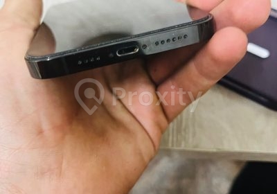 iPhone 14 Pro Max 128 Go d’occasion à Sfax vue du port de charge