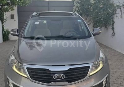 Vue avant de la Kia Sportage 4×4 2013 d’occasion à vendre à Tunis