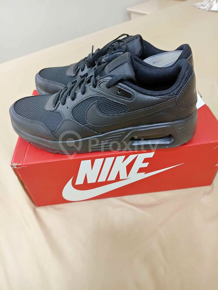 Nike Air Max SC Triple Black 44,5 presque neuves à Tunis – 230 DT