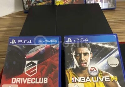 PS4 d’occasion avec 5 jeux à vendre à Barreket Essahel