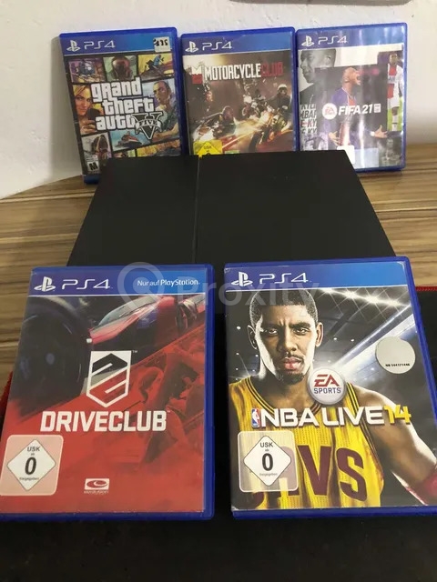 Console PS4 avec manette et 5 jeux à Barreket Essahel – 650 DT