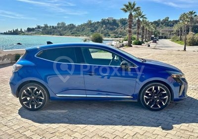 Renault Clio 5 BVA bleue de 2025 vue de profil à Ariana
