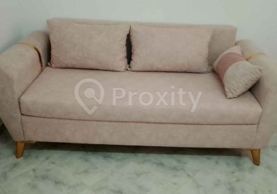 Canapé 2 places beige rosé d’occasion à vendre avec salon à Gammarth