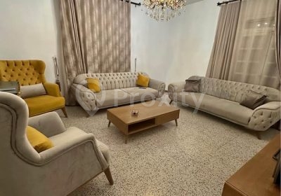 Salon élégant avec deux canapés et deux fauteuils à vendre à Tunis