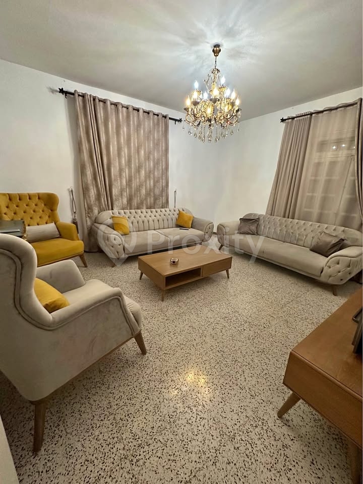 Salon élégant 2 canapés 3 places + 2 fauteuils à vendre à Tunis – 2600 DT