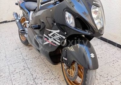 Suzuki Hayabusa 1300 noire d’occasion vue de trois quarts avant