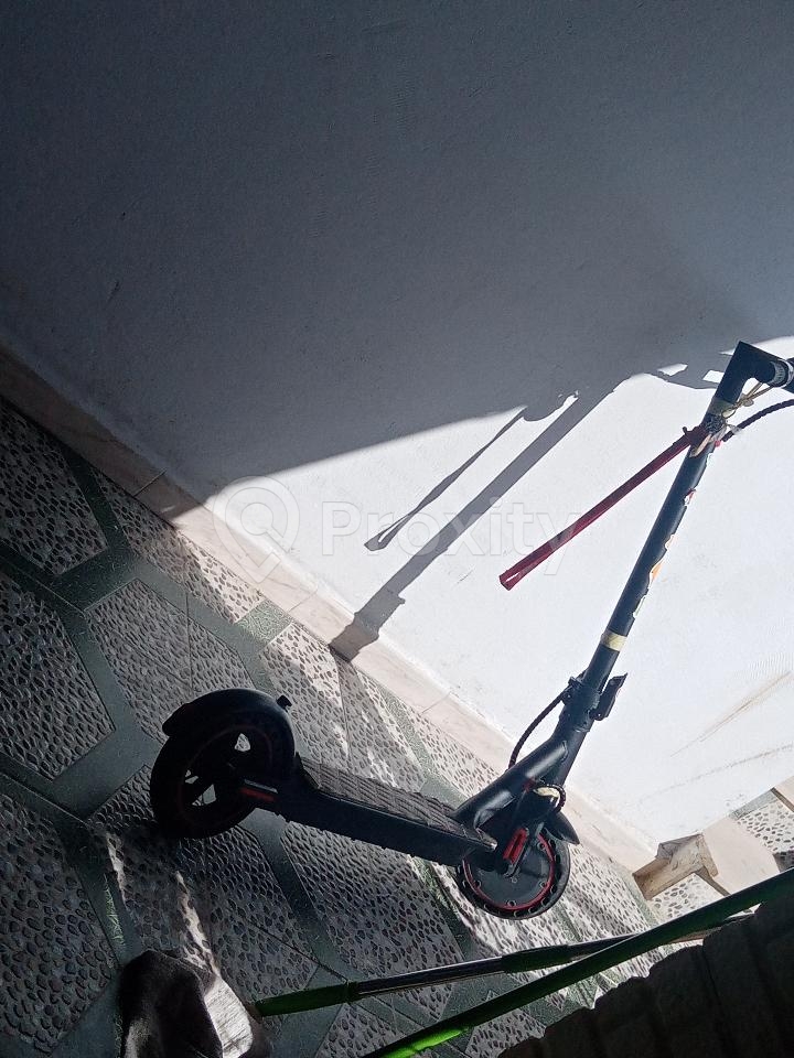 Trottinette électrique Lenzod Pro à Aïn Draham – 1050 DT