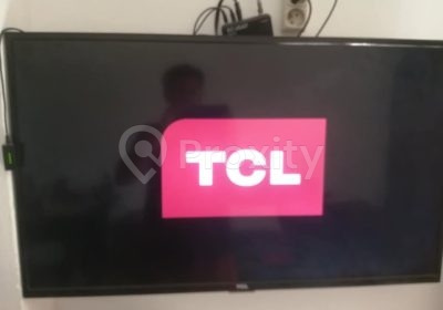 Écran de démarrage d’une TV TCL 40 pouces d’occasion à Ariana
