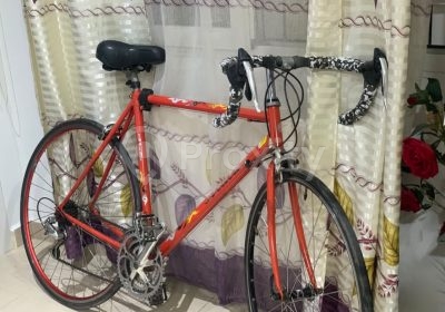 Vélo de route vintage Torelli rouge à vendre à Sousse
