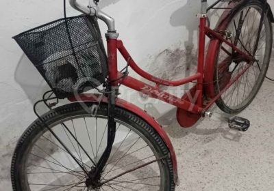 Vue avant d’un vélo de ville d’occasion avec panier à vendre à Tunis