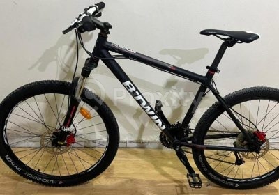 VTT B'Twin Rockrider 520 26 pouces en bon état à vendre à Jammel Monastir