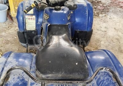 Quad Yamaha Big Bear 350 d’occasion à Grombalia vu depuis l’arrière avec selle et guidon