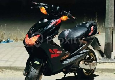 Yamaha Nitro noir d’occasion en bon état à vendre à El Metlaoui vue avant