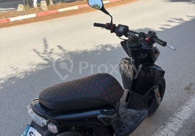 Scooter Yamaha Stunt noir d’occasion à Ariana vu de l’arrière