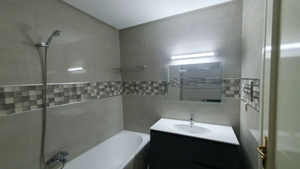 Bel appartement S + 2, de 96 m² avec balcon – Aïn Zaghouan Nord