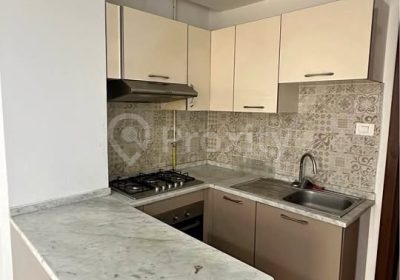 Cuisine ouverte équipée d’un appartement S+1 à louer à La Soukra, avec plan de travail et four encastré