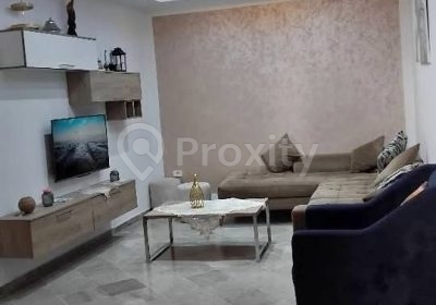 Salon d'un appartement S+2 à louer à Aïn Zaghouan avec faux plafond lumineux, canapé et meuble télévision