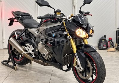 BMW S 1000 R noire de 2016 photographiée de trois quarts avant, avec fourche inversée dorée, double optique asymétrique et jantes sport