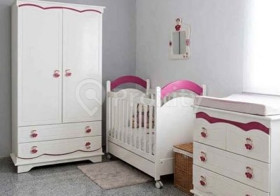 Chambre bébé complète en bois blanc et rose à vendre à Ariana