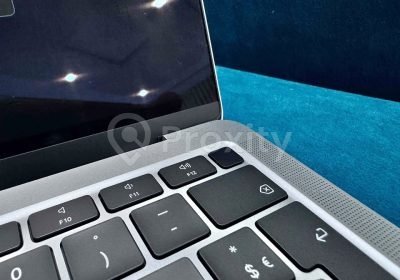Gros plan du clavier et de la grille de haut-parleur d’un Apple MacBook Air M1 2020