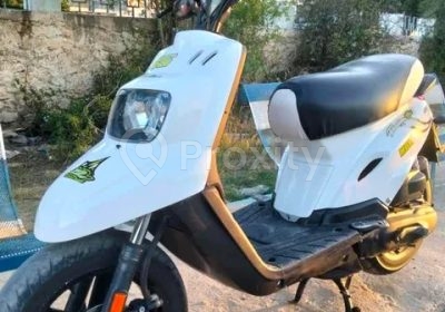 MBK Booster 49 cc blanc et noir en bon état à vendre à Tunis