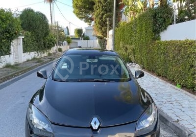 Vue de face d’une Renault Mégane 3 diesel noire stationnée au Bardo