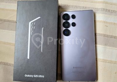 Samsung Galaxy S25 Ultra 256 Go d'occasion vu de dos avec ses objectifs photo et sa boîte Samsung noire