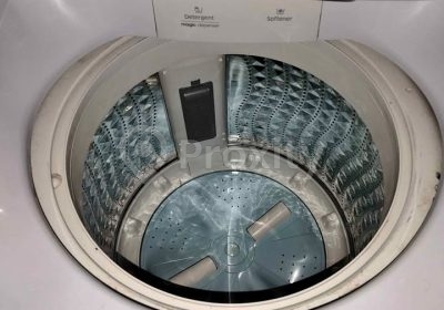 Intérieur du tambour d'une machine à laver Samsung Top 11 kg avec pulsateur et compartiments pour produits lessiviels
