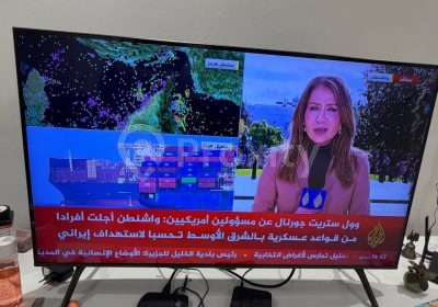 Téléviseur Samsung LED 43 pouces avec écran allumé diffusant une chaîne d'information dans un salon