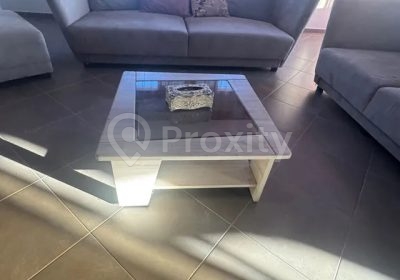 Table basse carrée 80 × 80 cm d’occasion en bon état à vendre à Ras Jebel