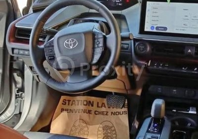Intérieur et poste de conduite Toyota Prius Plug-in Hybrid XSE 2025 au Kef