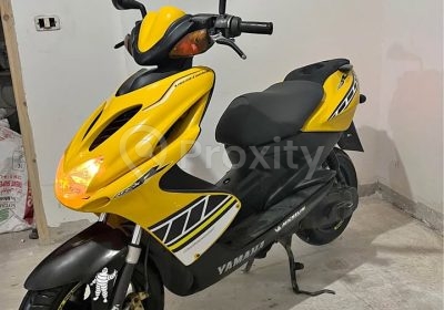 Yamaha Aerox R 50cc jaune et noir d'occasion photographié de trois quarts avant à Bizerte